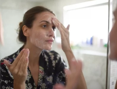 НЕ ги правете: 8 груби грешки при миенето на лицето 