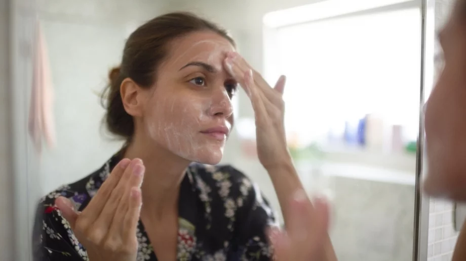 НЕ ги правете: 8 груби грешки при миенето на лицето 