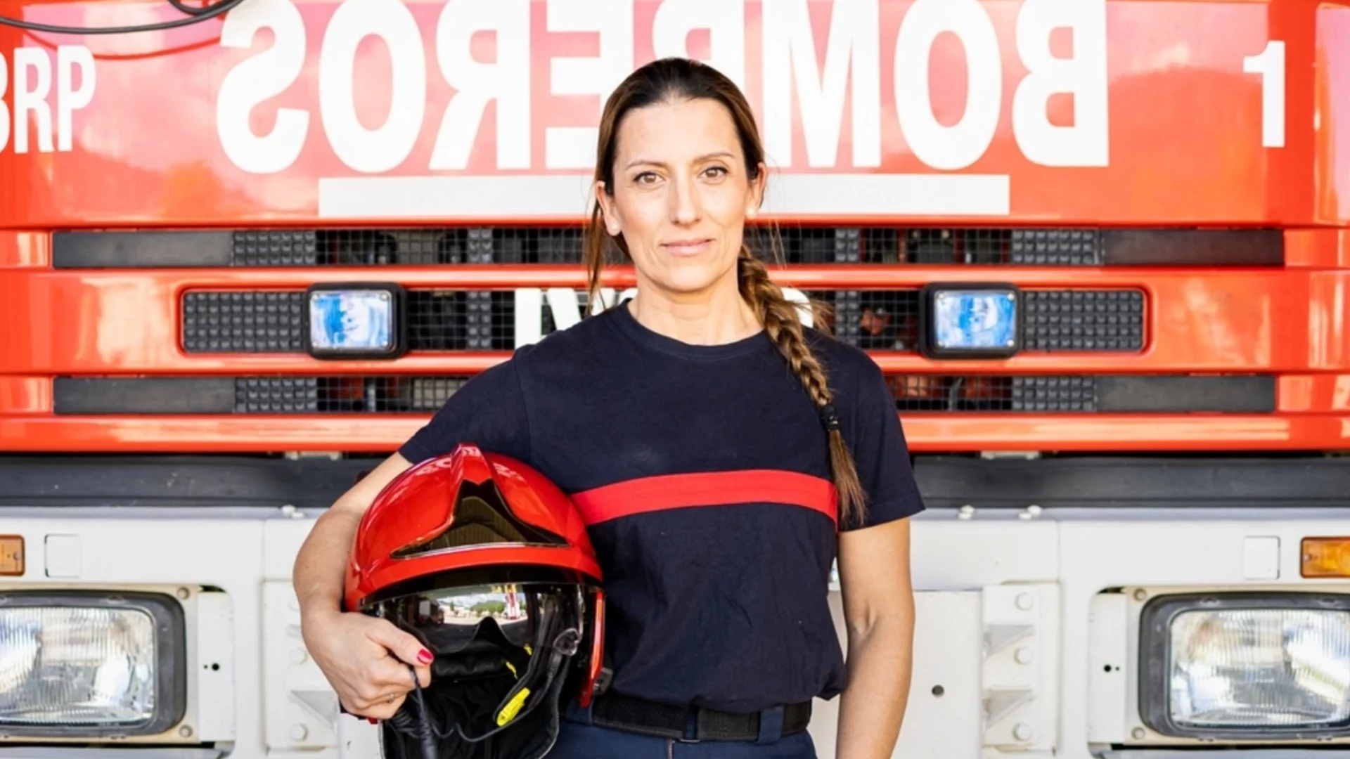 По примера на мъжете: Жени пожарникари се снимаха за календар (ВИДЕО И СНИМКИ)