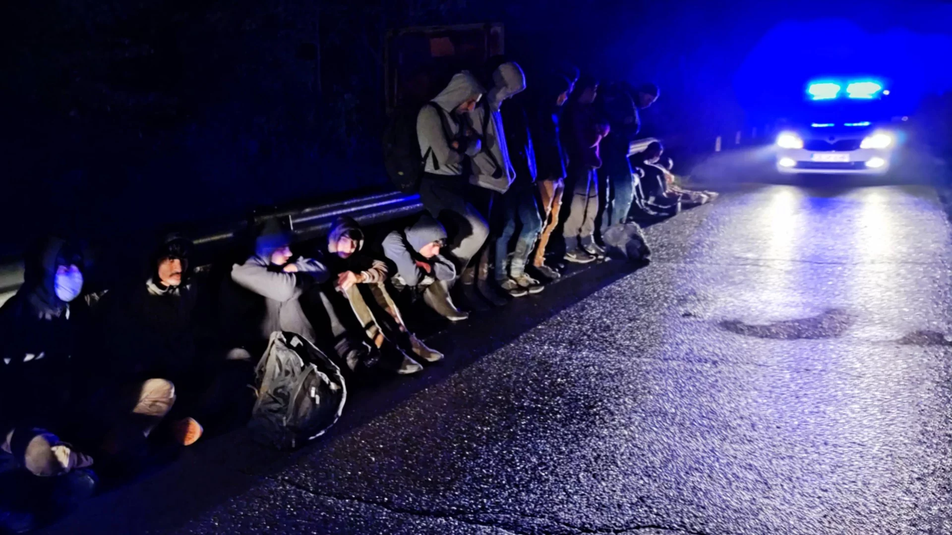 Откриха нелегални мигранти, натъпкани в метален сандък в кола на Кулата