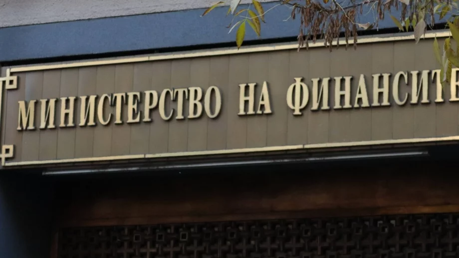 Бюджет 2026 вдига държавни заплати, като увеличава данъци и осигуровки