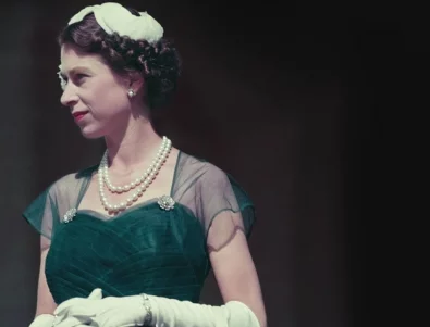 Откриват най-голямата изложба, посветена на гардероба на кралица Елизабет Втора