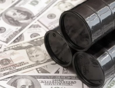 Силният долар натисна цената на петрола