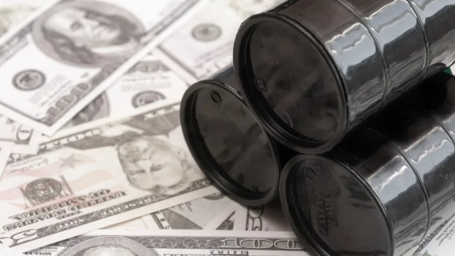 Силният долар натисна цената на петрола