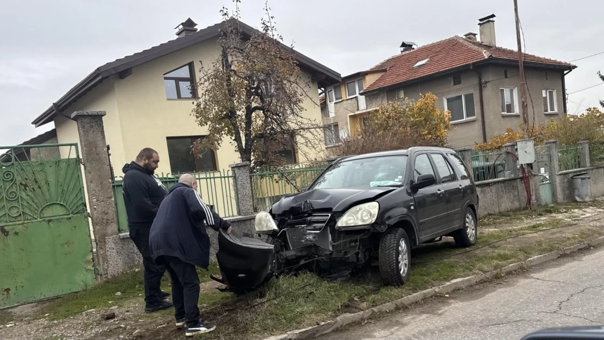 Удари се в стълб: Джип остана без предна броня