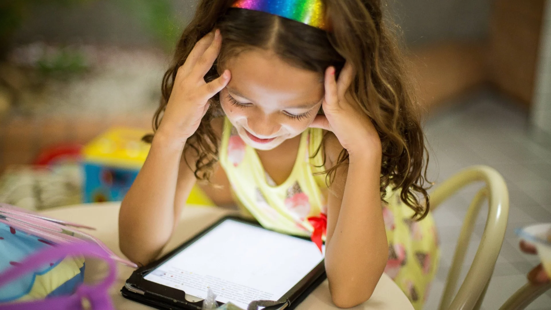 Колко време дневно прекарват българските деца пред екрани: Отговорът е притеснителен