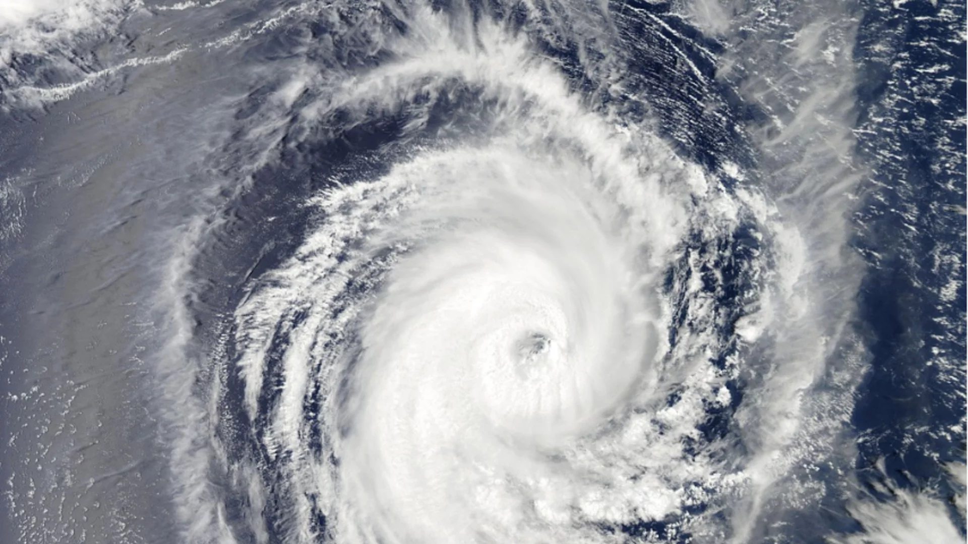 "Ад във Филипините": Тайфунът "Калмаеги" отне живота на десетки (ВИДЕО)