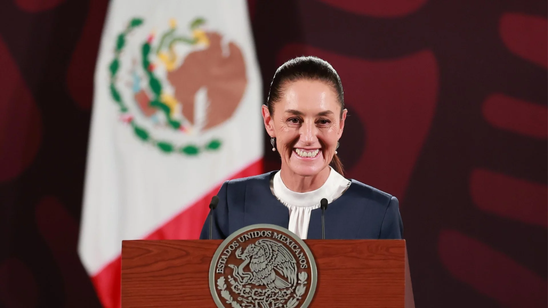 Куриозно: Пиян прегърна и опита да целуне по врата президента на Мексико (ВИДЕО)