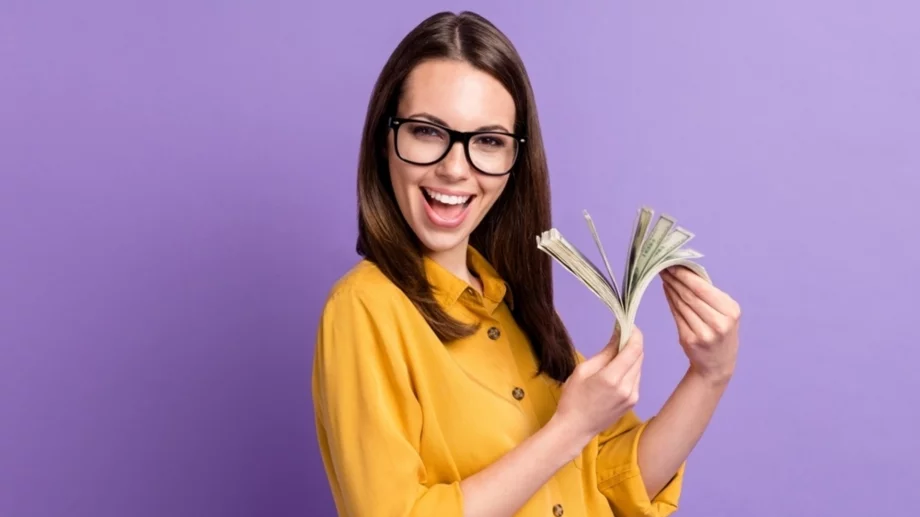 Kазването на тези думи преди даване на пари може да привлече богатство