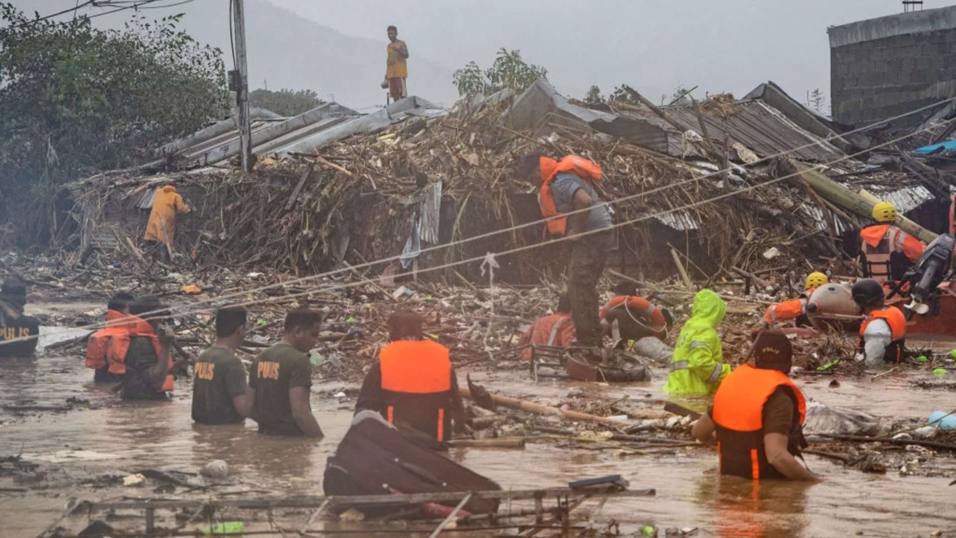 "Адът продължава": Стотици загинаха и още толкова са в неизвестност от тайфуна "Калмаеги" (ВИДЕА)