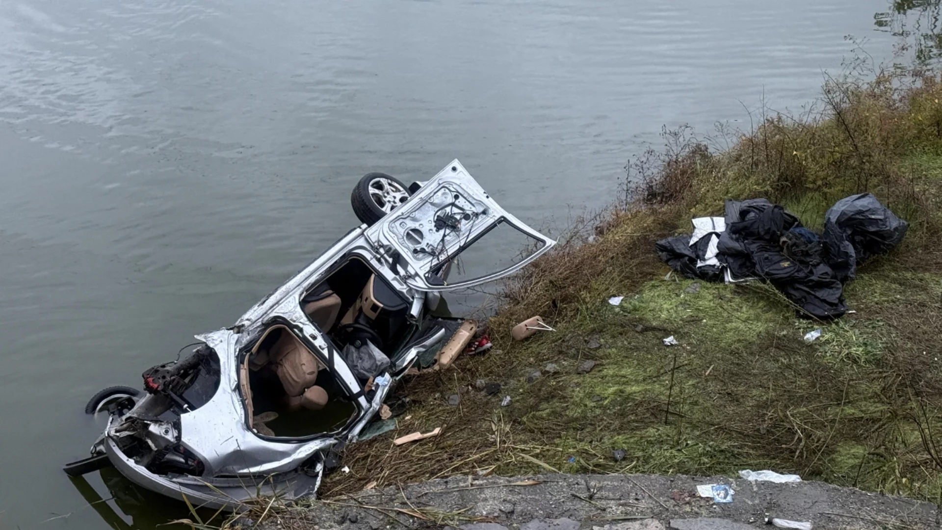 След гонка с "Гранична полиция": Кола с мигранти падна в Бургаското езеро, има загинали