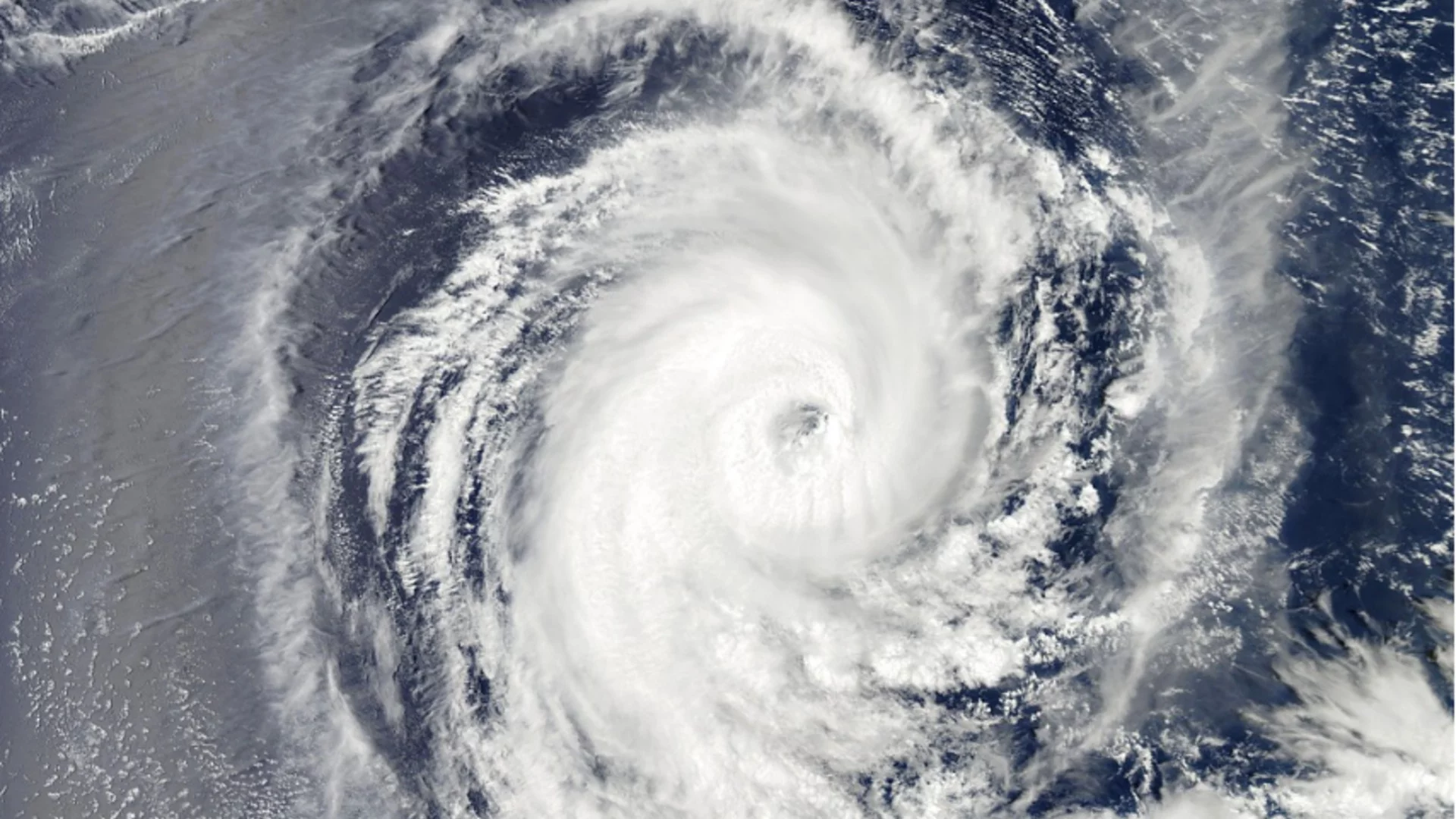 "След смъртоносните разрушения във Филипините": Тайфунът "Калмаеги" удари Виетнам (ВИДЕА)