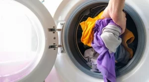 Наистина ли е необходимо да перете дрехите наопаки?