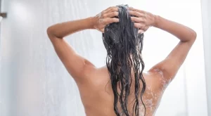 Искате по-мека и по-бляскава коса? Опитайте техниката "шампоан сандвич"