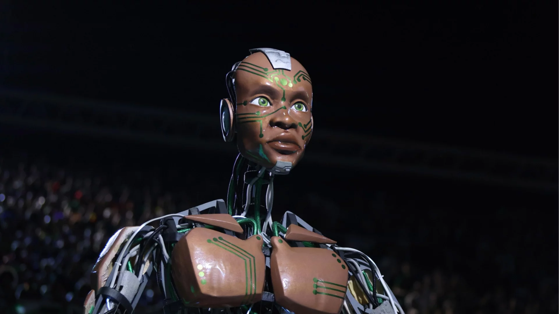 Припадна: Първият руски човекоподобен робот рухна на сцената при представянето си (ВИДЕО)