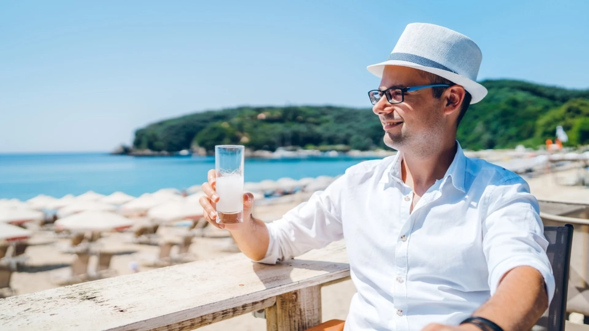 Защо в Гърция се чупят чинии по време на празници