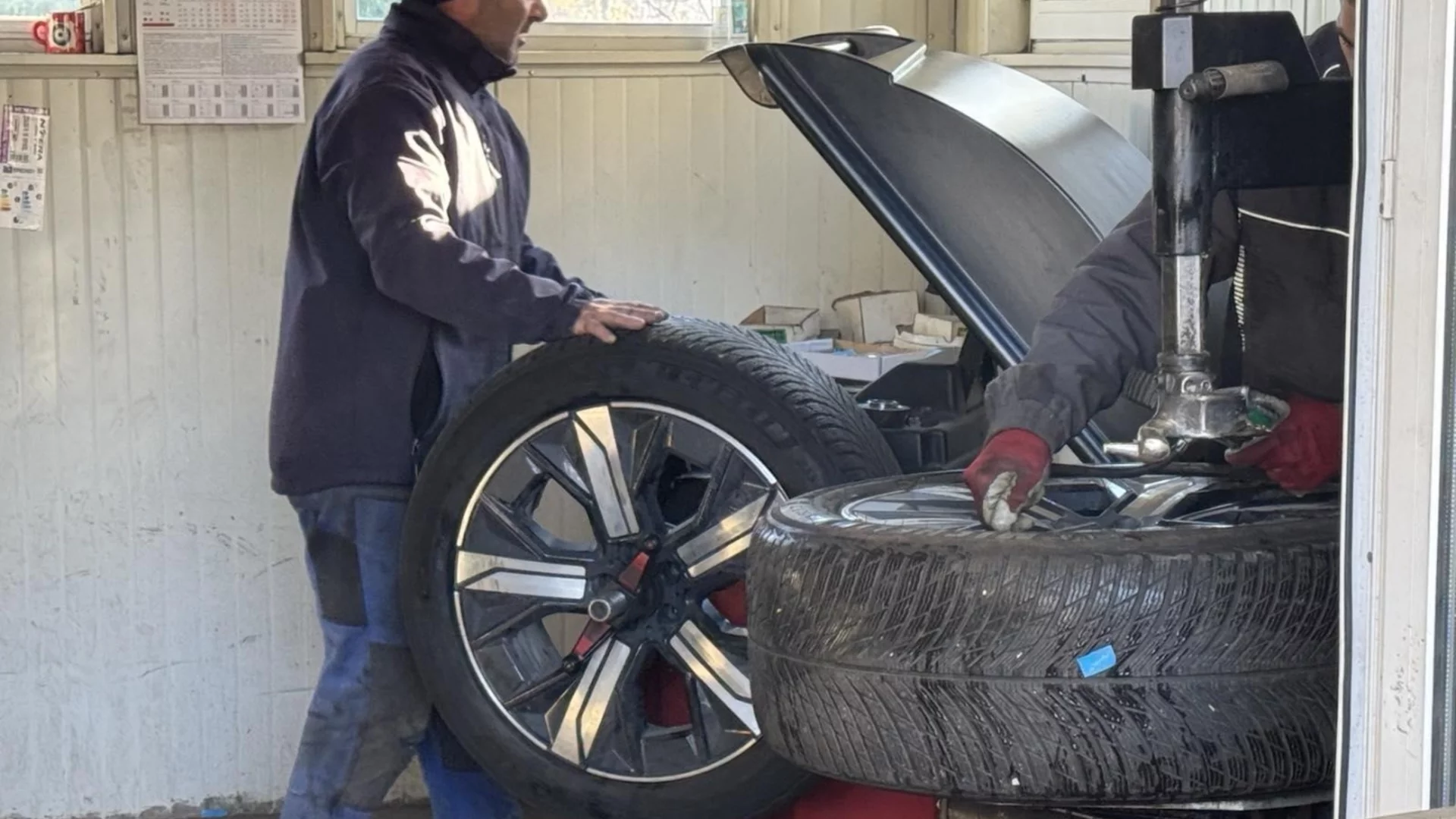 Ден последен за смяна: Сложете си зимните гуми (СНИМКИ)