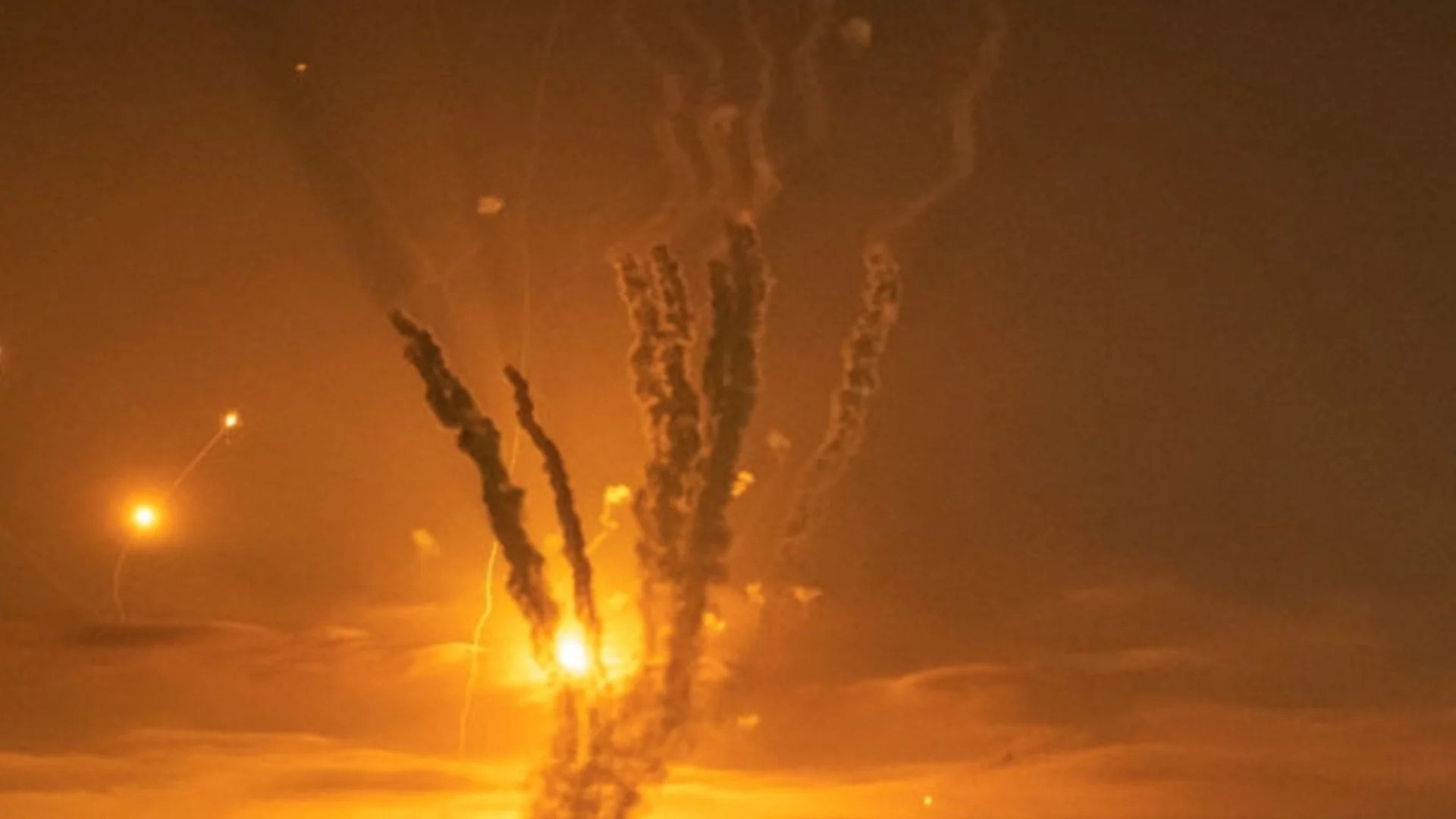 Конфискуваните боеприпаси гръмнаха: Взрив в полицейски участък в Индия (ВИДЕО)