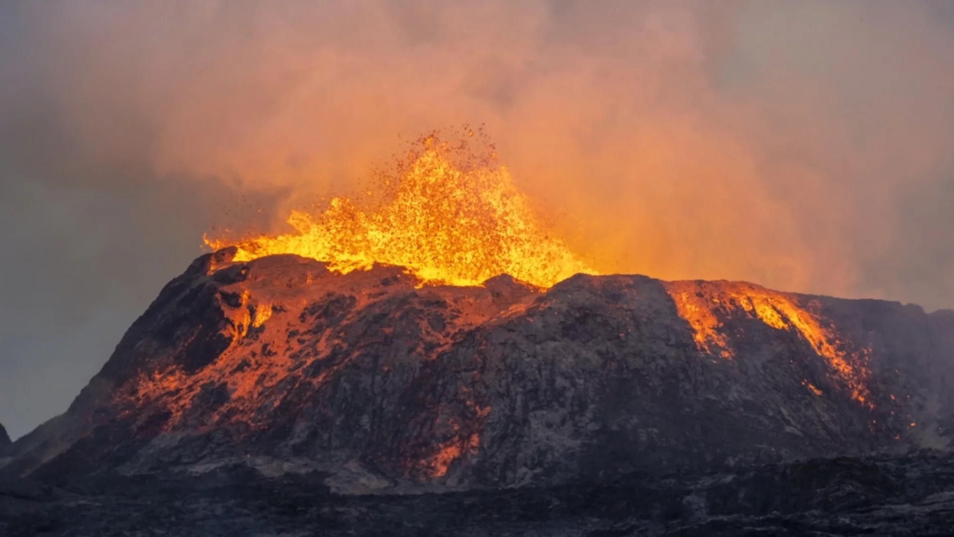 Изригна един от най-активните вулкани в Япония (ВИДЕО)