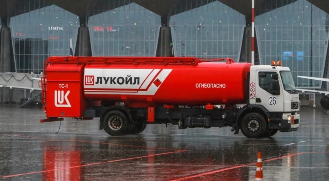 Министър на Орбан: Унгарски компании имат интерес към активите на "Лукойл" в България