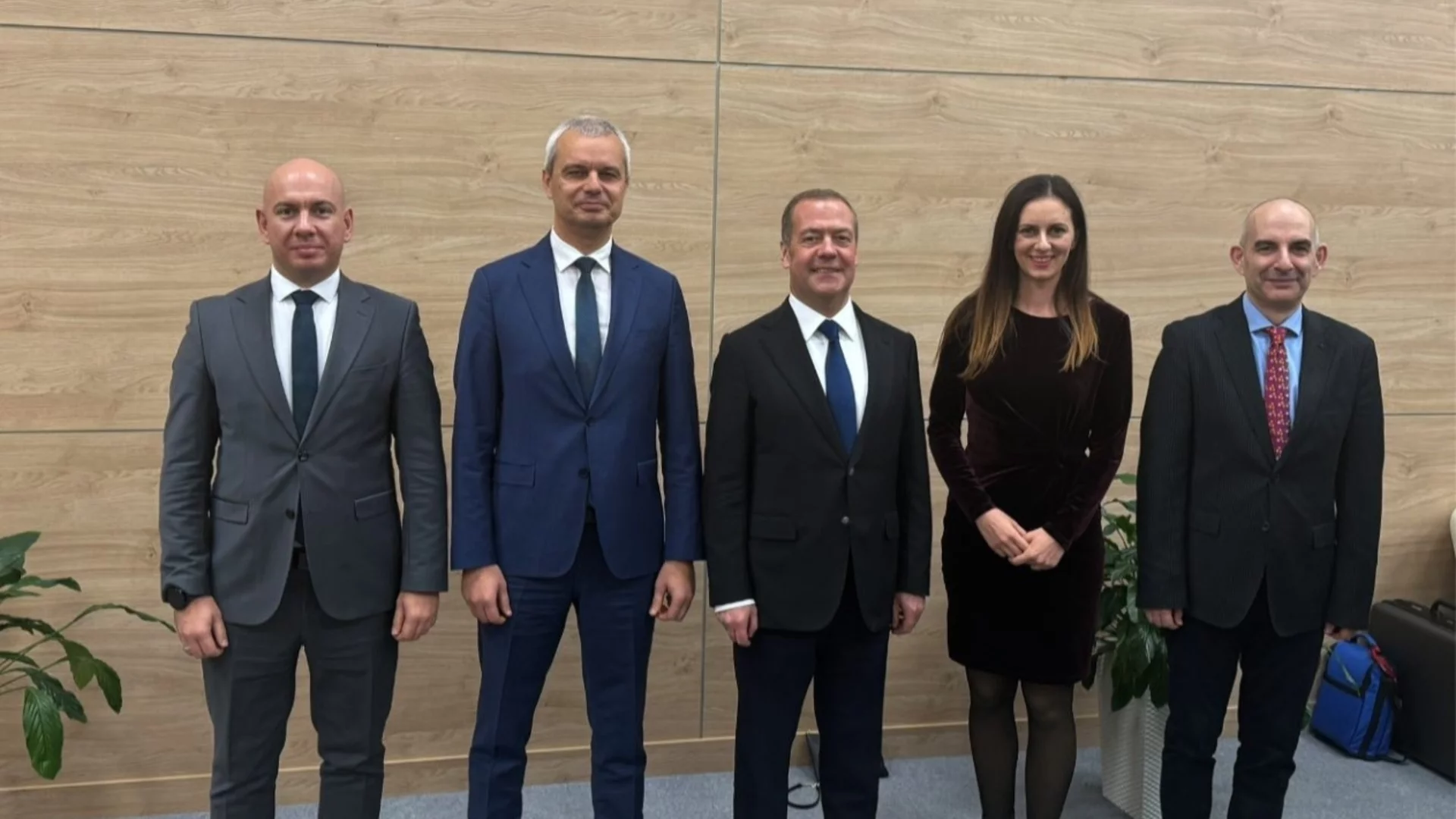 "Възраждане" се изпъчиха гордо до Дмитрий Медведев и нарекоха ЕС "крадец"