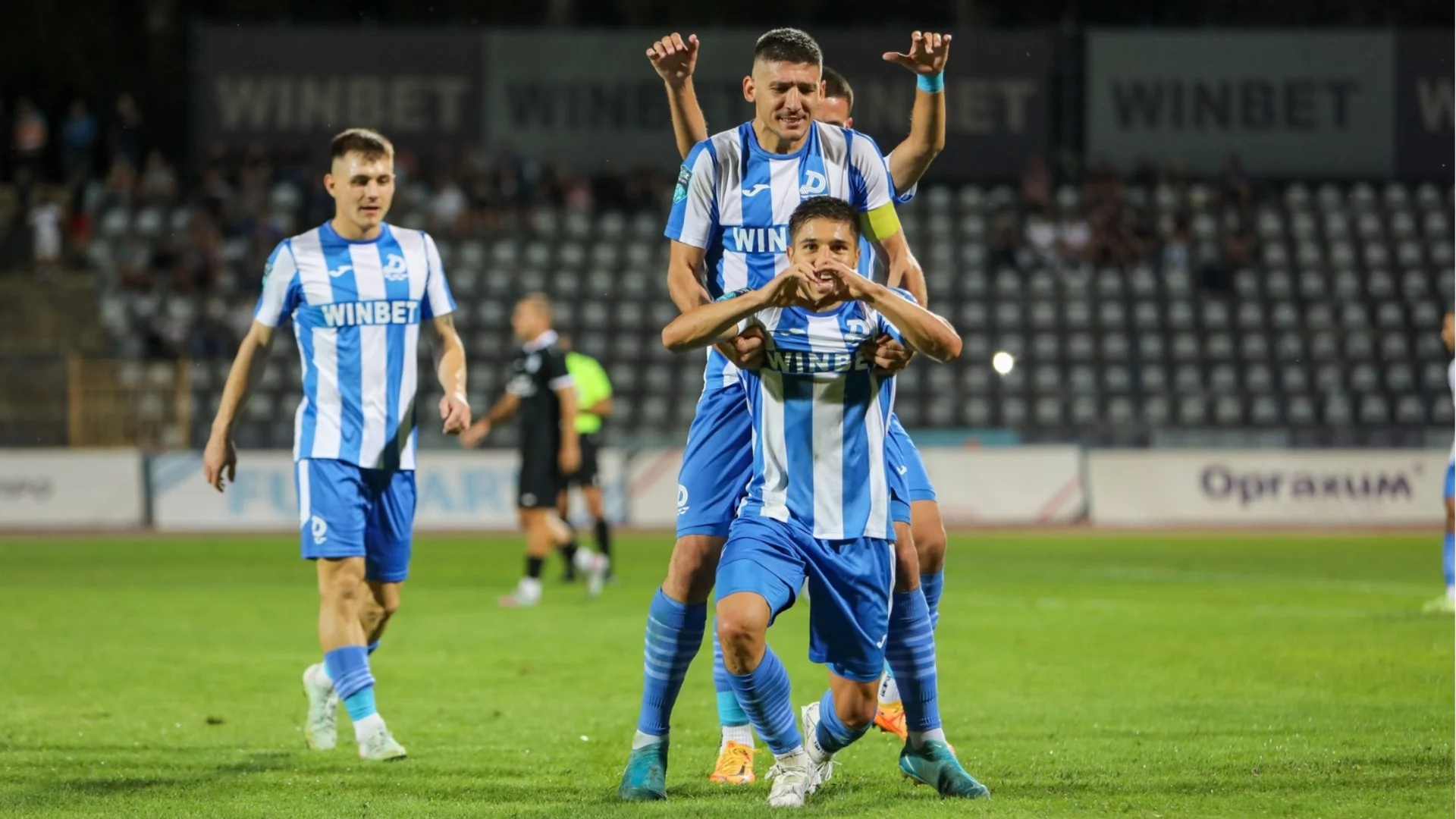 Левски набеляза крило на лидера във Втора лига