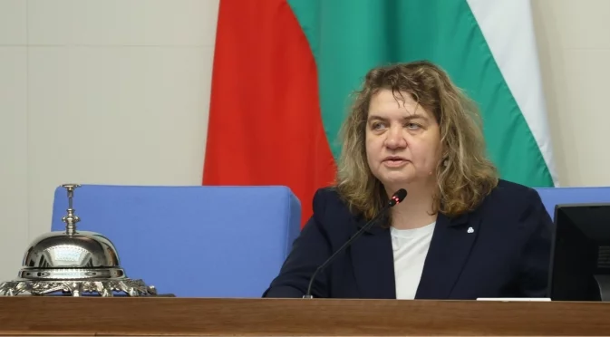 Конституционният съд: Киселова не може да спира предложението на Радев за референдум за еврото