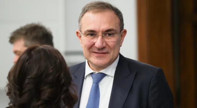 Отново раздават пари: И Гуцанов обеща коледни добавки