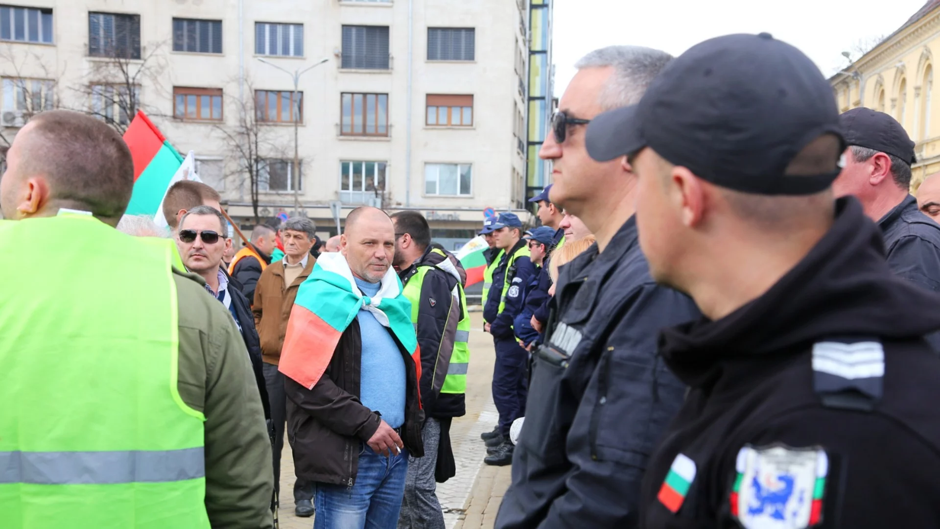 Прегазиха куче пред Народното събрание, посрещат там и волейболистите, има също фестивал на саламуреното сирене 