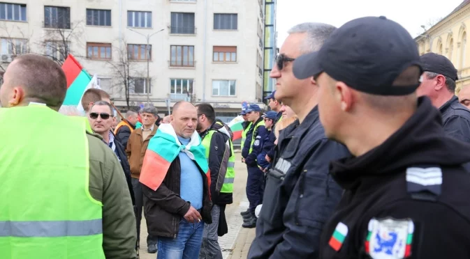 Прегазиха куче пред Народното събрание, посрещат там и волейболистите, има също фестивал на саламуреното сирене 