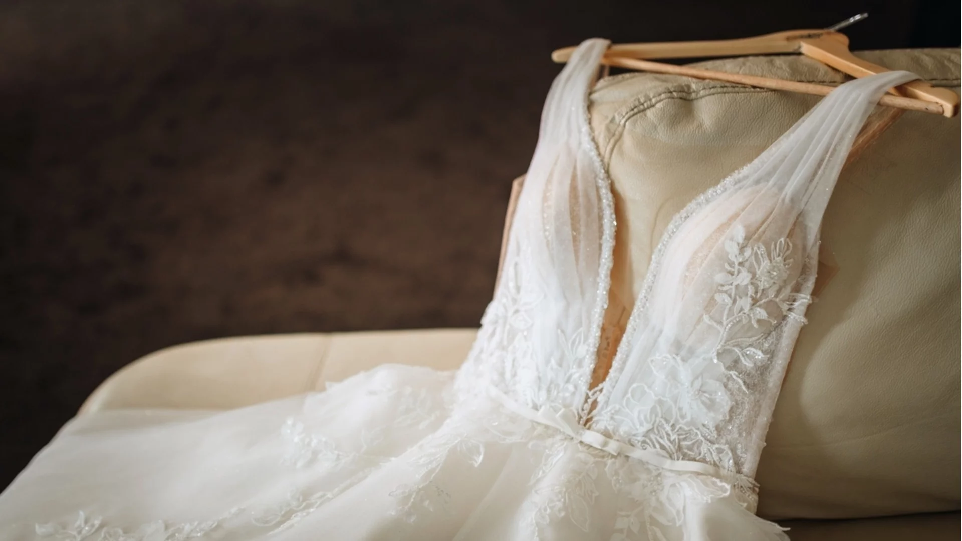 Зловещо или отпускащо? Жена изгори булчинската рокля, за да се откъсне от токсичното си минало (СНИМКИ)