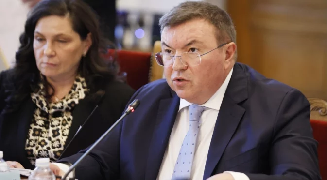 Без яснота за заплатите: Бюджетът на НЗОК мина през комисии