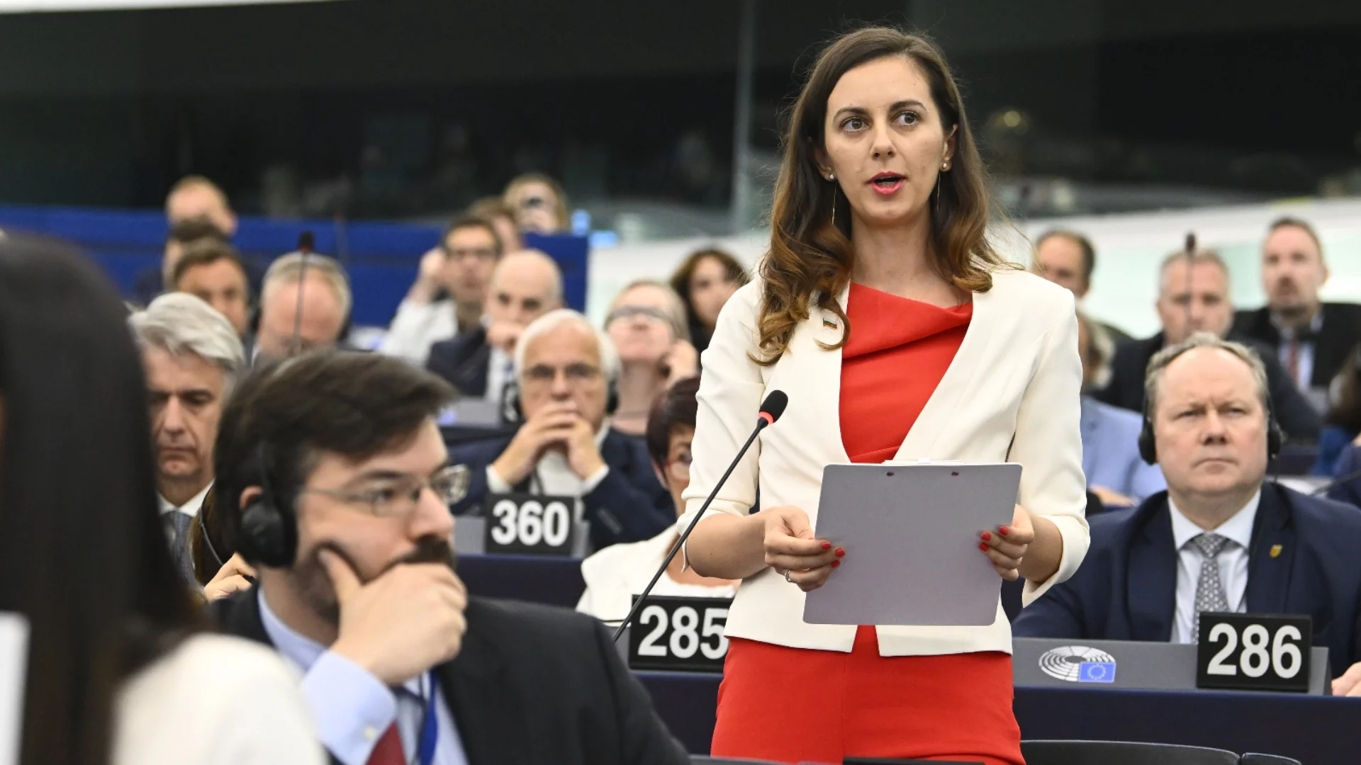 ЕС конфискува ли Ви заплатата: Разказ как евродепутат от "Възраждане" опита да спре завинаги въпроси за пропагандата си