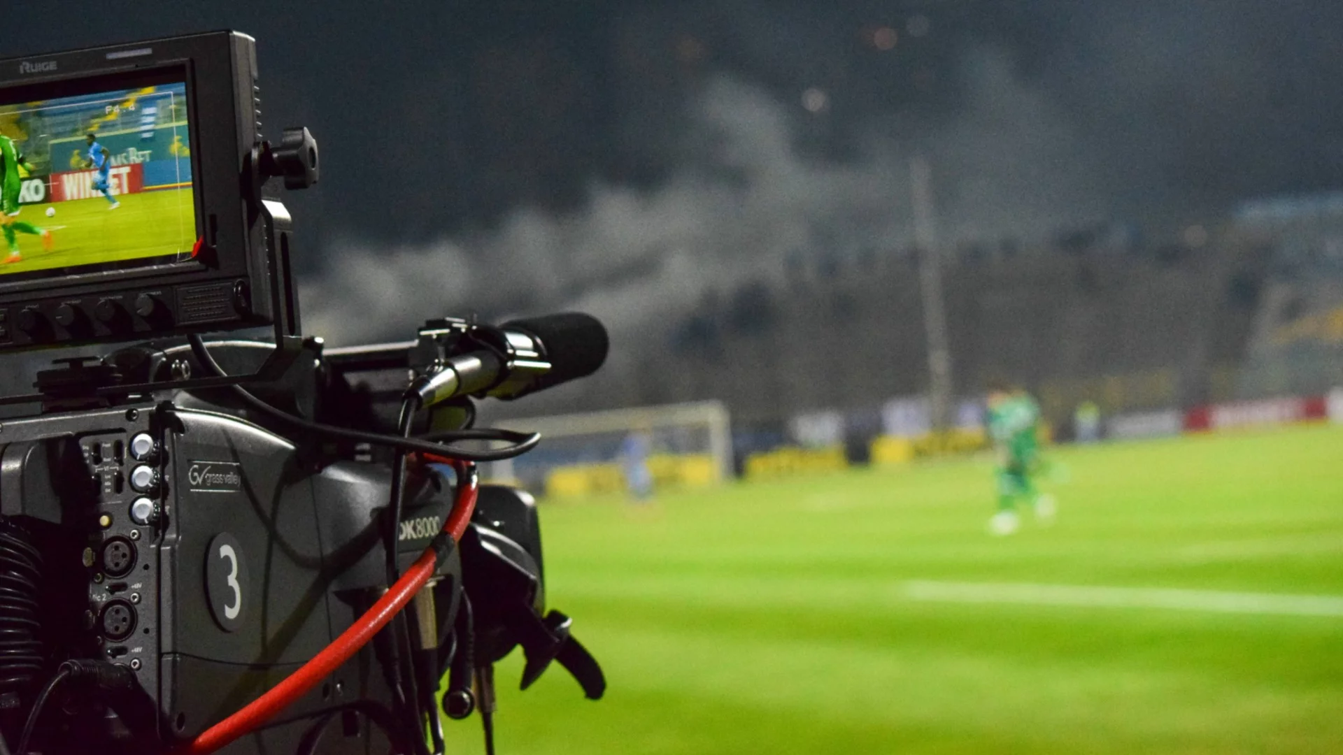 Глътка въздух или прах в очите? Вдигат телевизионните права в Първа лига с 500 бона