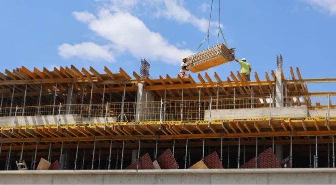 Жената до новия шеф на НАП блесна със свръхизгодна имотна сделка, самият той - с акции