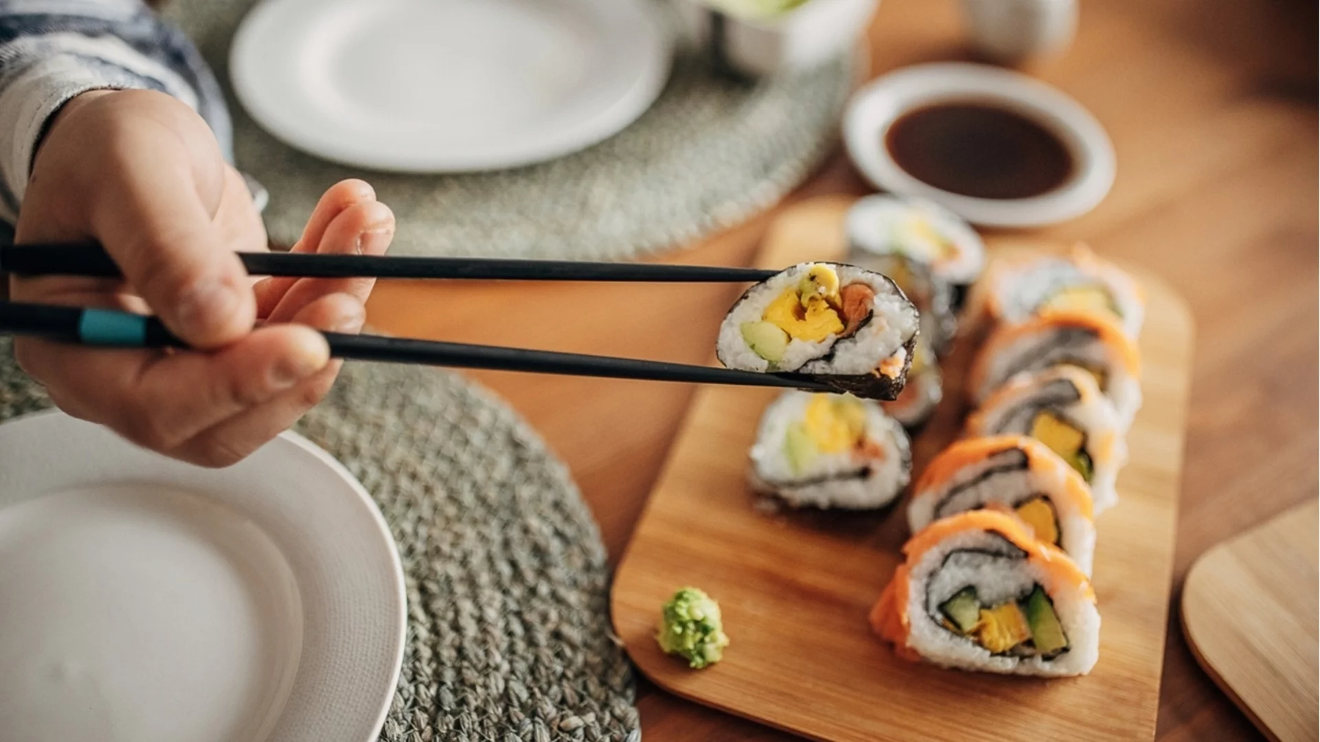 Традиция на 3000 години: Защо милиони хора още се хранят с клечки