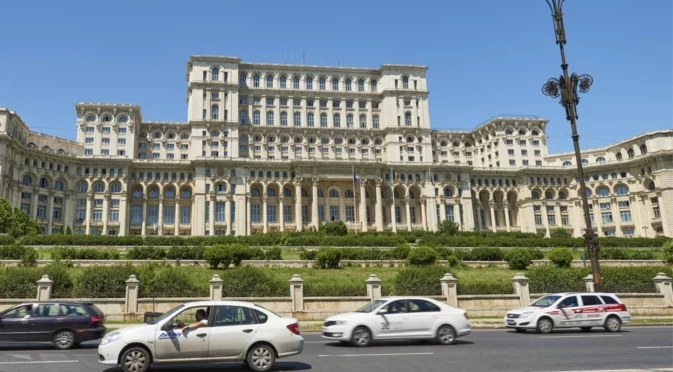 В румънския парламент протестират срещу орязването на заплатите: Мизерни са!
