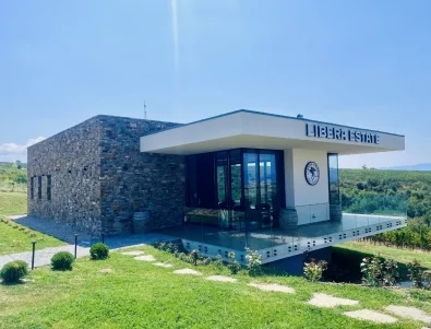Винена дегустация сред лозята в Libera Estate