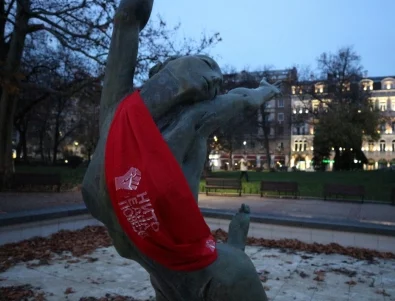 С призив за протест: Женски статуи в София осъмнаха с ленти "Нито една повече" (СНИМКИ)