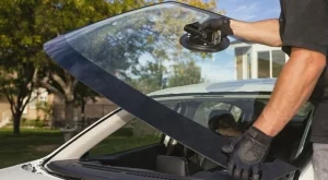 Защо качественото авто стъкло е решаващо за безопасността на пътя