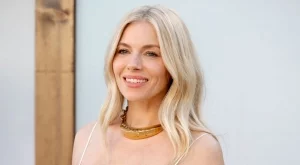 На 43 и очаква трето дете: Сиена Милър разкри бременността си със стил (ВИДЕО)