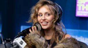 Майли Сайръс се сгоди за барабанист (СНИМКИ)