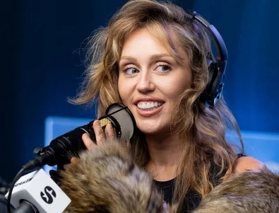 Майли Сайръс се сгоди за барабанист (СНИМКИ)