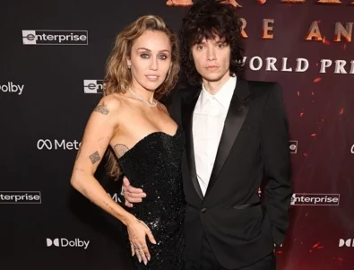 Майли Сайръс се сгоди за барабанист (СНИМКИ)