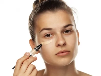 Как правилно да прикриете тъмните кръгове под очите (ВИДЕО)