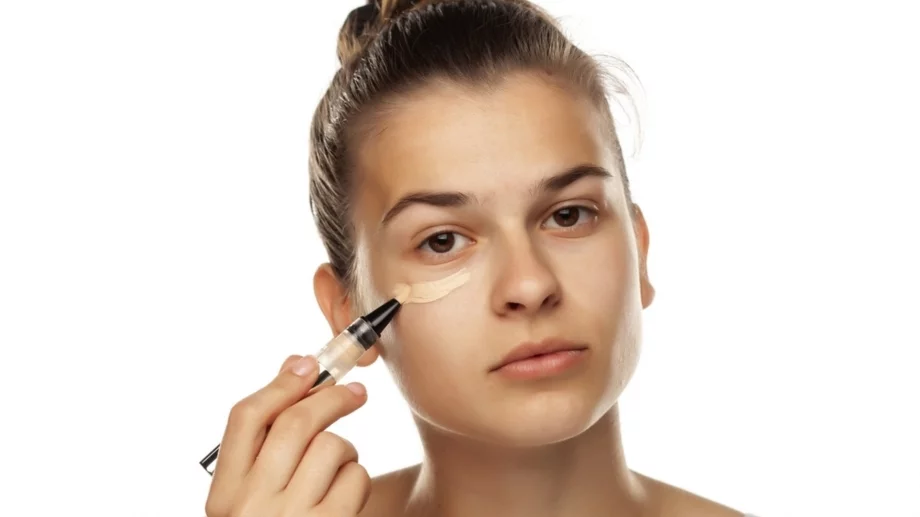Как правилно да прикриете тъмните кръгове под очите (ВИДЕО)