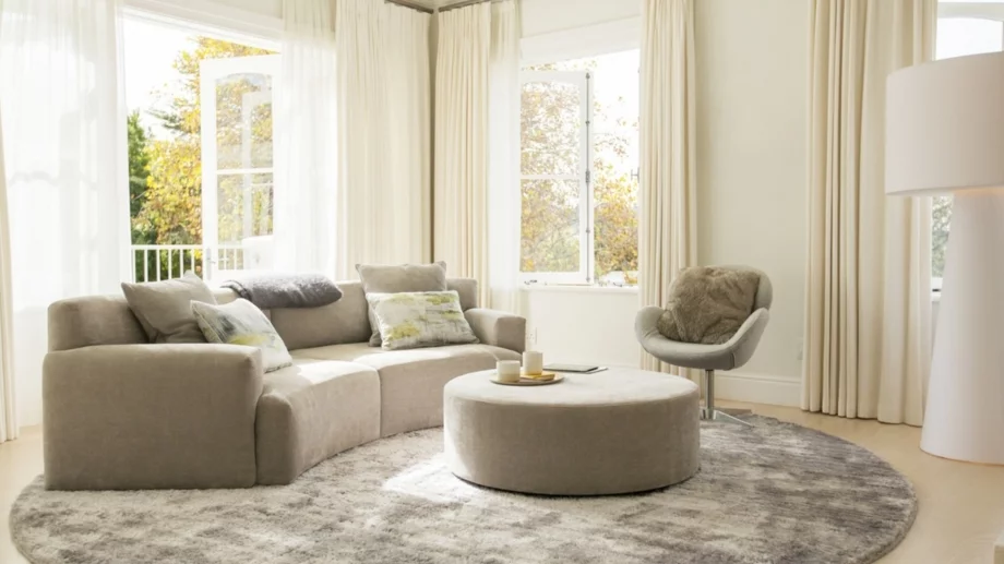 5 идеи за обзавеждане на малка всекидневна със секции, тв шкафове и масички