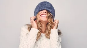 Косата ви става безформена заради шапката? Ето какво да правите
