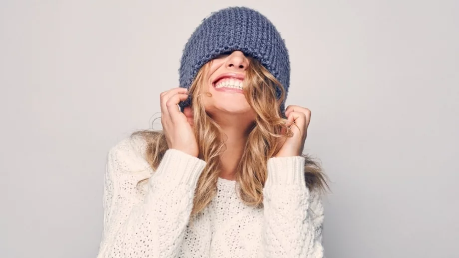 Косата ви става безформена заради шапката? Ето какво да правите