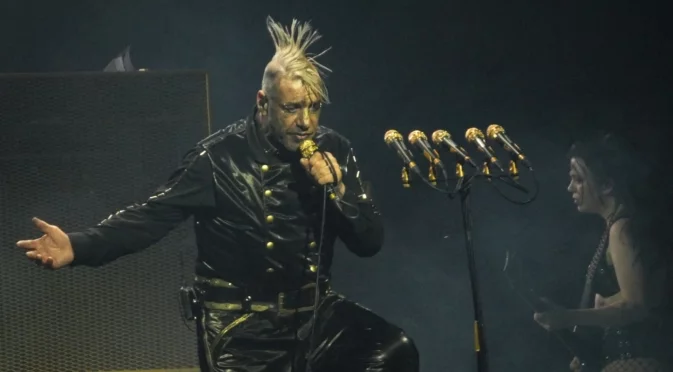 Тил Линдеман разтърси българската публика с грандиозно и провокативно шоу (СНИМКИ)